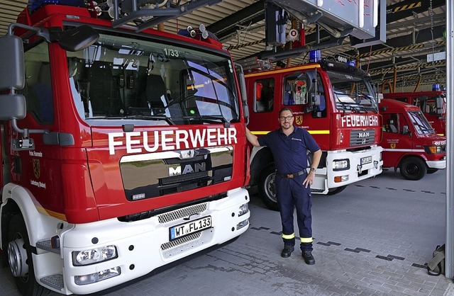 Die Feuerwehr Laufenburg bekommt einen...Stadtkommandant Markus Rebholz freut.   | Foto: Martin Kpfer