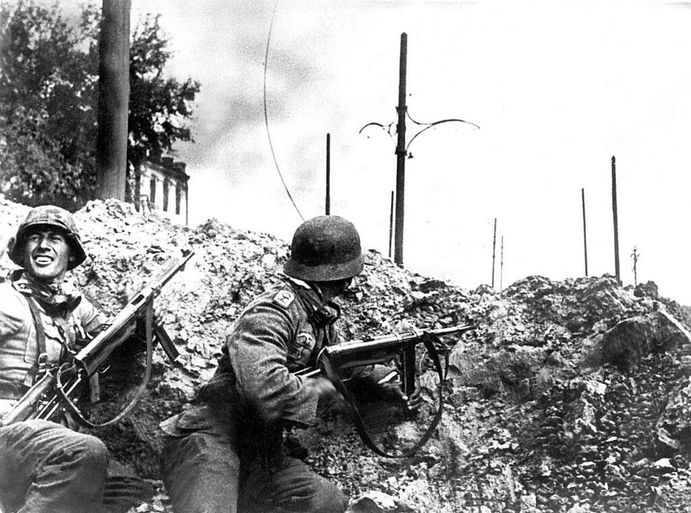 Deutsche Infanterie bei den Straenkm...um Stalingrad (undatiertes Archivbild)  | Foto: dpa