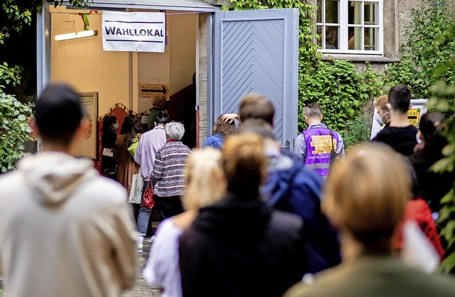 Lange Schlangen vor Wahllokalen wie hi...bei der Wiederholungswahl nicht geben.  | Foto: Hauke-Christian Dittrich