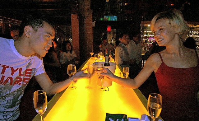 Ein letztes Mal anstoen: Bar in der Sanlitun Street in Peking.  | Foto: imago stock&people