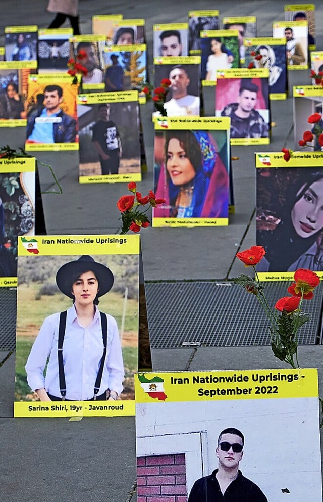 In Paris im Dezember ausgestellte Fotos von Opfern des iranischen Regimes  | Foto: Remon Haazen