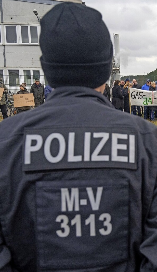 Ein Beamter in Mecklenburg-Vorpommern beobachtet eine Demonstration.  | Foto: Stefan Sauer