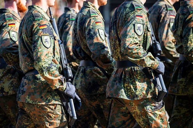 Soldaten der Bundeswehr laufen ber einen Appellplatz.  | Foto: Sina Schuldt (dpa)