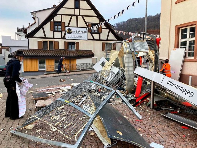 berreste eines gesprengten Geldautomaten in Lrrach  | Foto: Annemarie Rsch