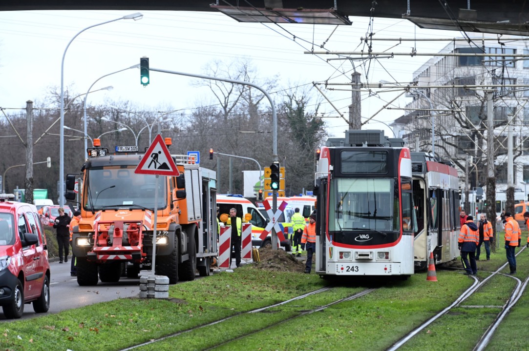 Eine Straenbahn der Linie 3 ist mit e...im Gelenk in der Mitte durchgebrochen.  | Foto: Thomas Kunz