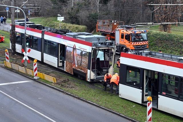 Straenbahn bricht bei Unfall in Freiburg auseinander - 13 Verletzte im Krankenhaus