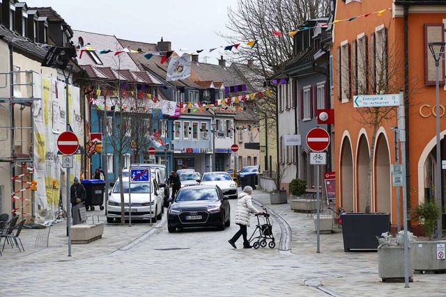 Noch teilen sich tglich Autofahrer un...ich rund um den Breisacher Marktplatz.  | Foto: Dirk Sattelberger