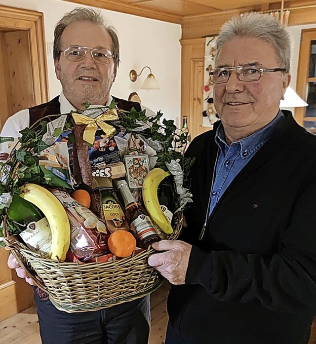 bergabe  des Prsentkorbs vom Seniorw... den Sieger Rudi Braun aus Mhlenbach.  | Foto: Carolin Herr