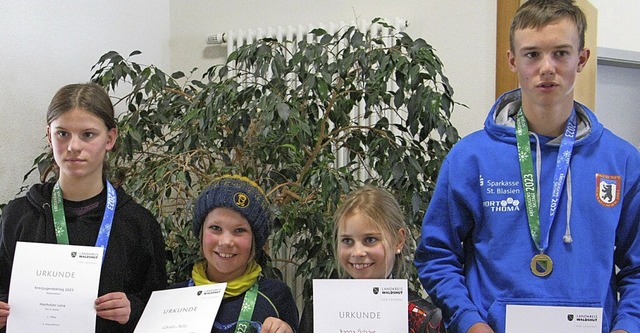 Die alpinen Kreisjugendmeister (von li...s Mell, Hanna Schpf und Julian Baur.   | Foto: Ulrike Spiegelhalter