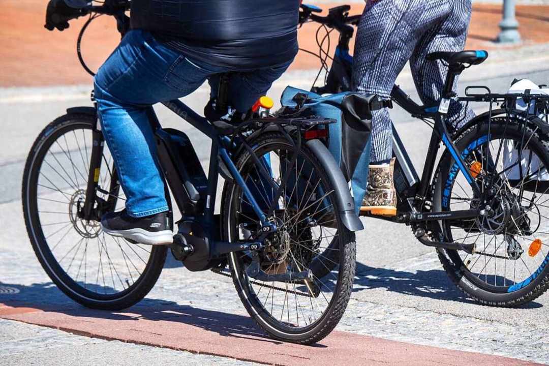 Beschädigte Akkus von E-Bikes können s...so wie jüngst in Denzlingen geschehen.  | Foto: Stefan Sauer (dpa)