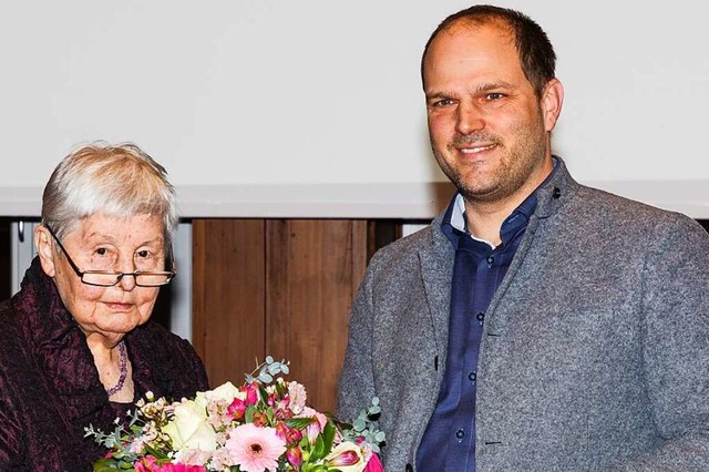 Oberbrgermeister Roman Gtzmann (rech...det Marta Schuler aus dem Gemeinderat.  | Foto: Gabriele Zahn