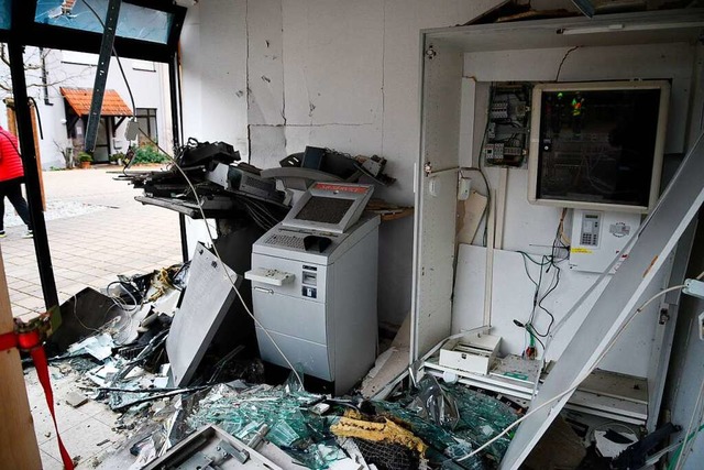 Ein gesprengter Geldautomat in Ladenburg (Rhein-Neckar-Kreis)  | Foto: R.Priebe (dpa)