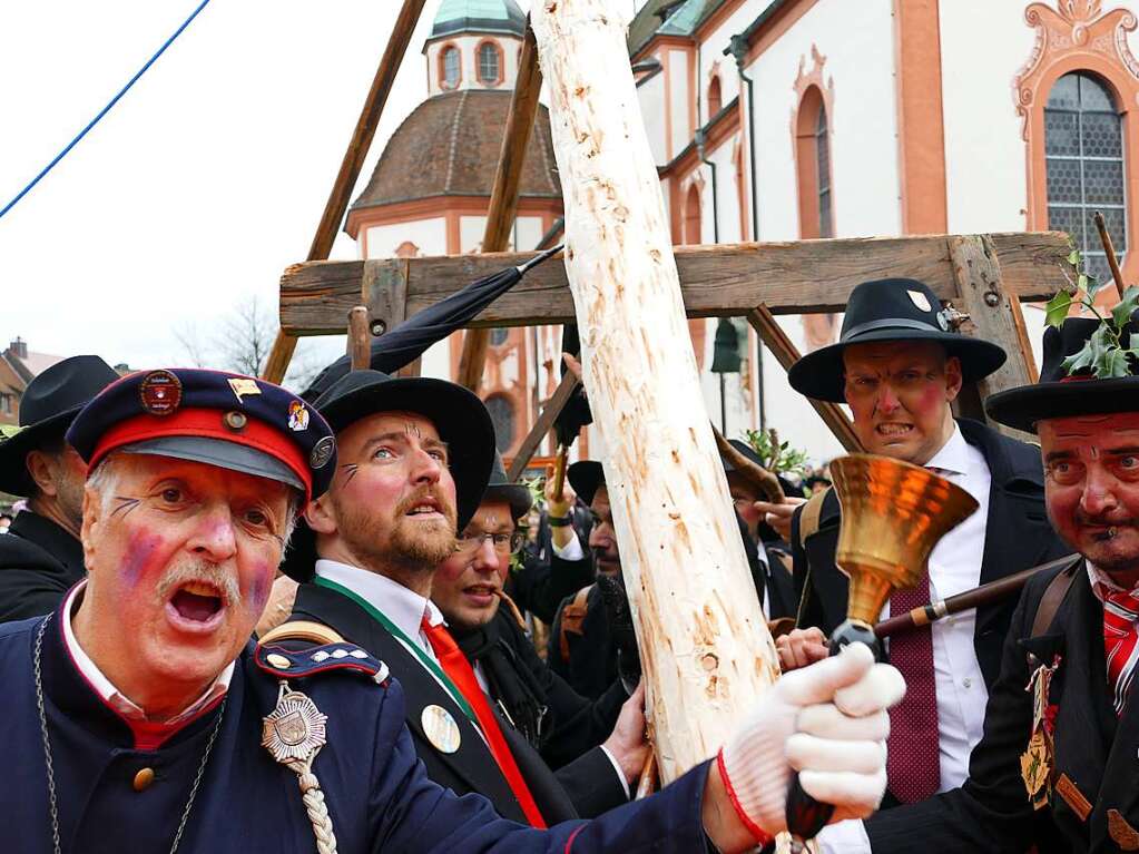 Narrenpolizist und Wlder stellen den Narrenbaum auf.