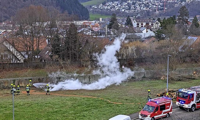 Die Rauchschwaden zogen am Mittwochnachmittag bis auf die Bundesstrae.  | Foto: Thilo Haberstroh