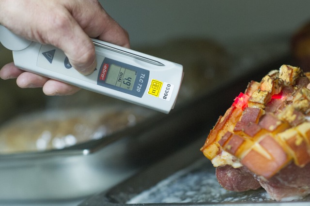 Eine Lebensmittelkontrolle prft mit dem Thermometer.  | Foto: Uwe Anspach (dpa)