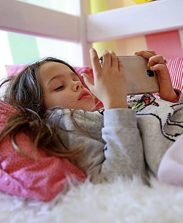 Smartphones sind schon fr Kinder attraktiv &#8211; aber nicht gut.  | Foto: Mascha Brichta (dpa)
