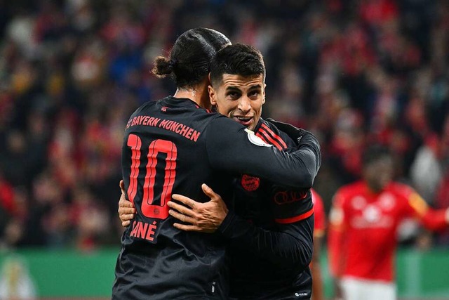 Joo Cancelo (rechts) und Leroy San b...Bayern-Treffer in der ersten Halbzeit.  | Foto: Torsten Silz (dpa)