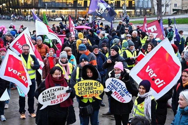 Beschftigte des ffentlichen Dienstes...oge auf den Augustinerplatz Nachdruck.  | Foto: Thomas Kunz