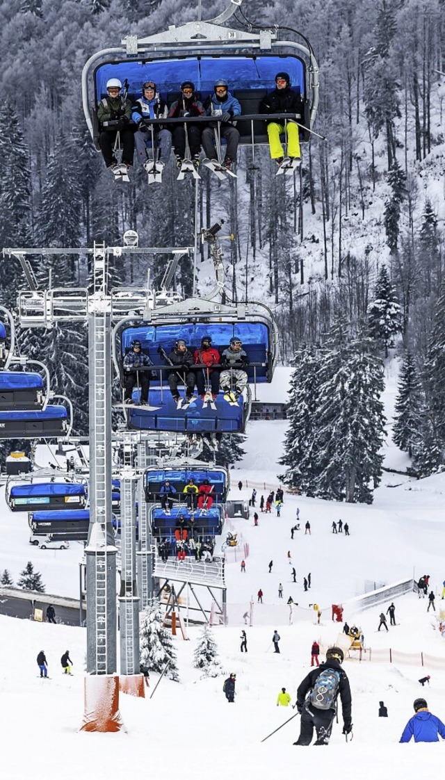 Am Feldberg kann man seit zwei Wochen Skifahren.  | Foto: Silas Stein (dpa)