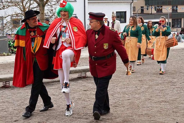 Johannes I und Narrenpolizist Harry  f...e zum  nrrischen Gericht zur Anklage.  | Foto: Hans-Jrgen Sackmann