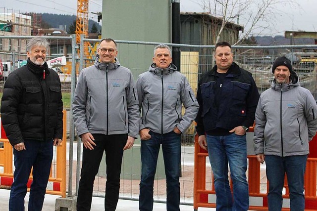 Unbersehbar ist der Mast beim Tor des Recyclingzentrums Wiesental  | Foto: Rolf Reimann