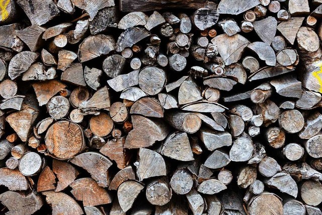 Holz &#8211; nicht nur Brennholz &#8211; ist ein wichtiger Wirtschaftsfaktor.  | Foto: Patrik Mller