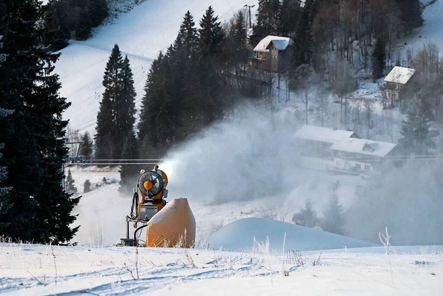 Ohne Schneekanonen wre in den vergang...g nicht viel gegangen mit Wintersport.  | Foto: Silas Stein