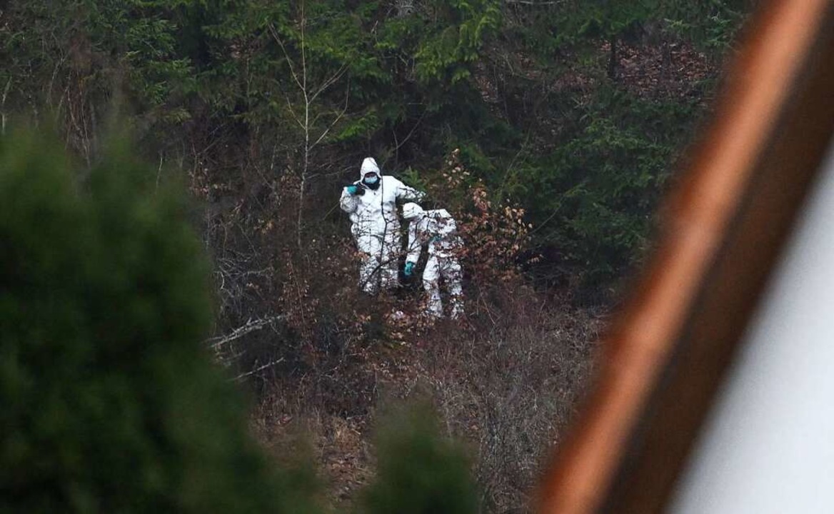 Ermittler im Wald bei Lenningen  | Foto: Marijan Murat (dpa)