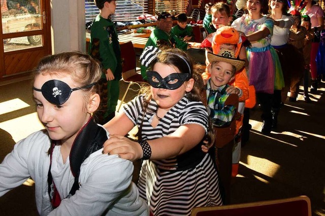 Erffnungspolonaise bei der Kinderfasn... Hchenschwand am Fasnachtsmontag 2020  | Foto: Stefan Pichler