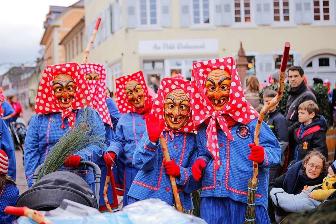 Narren ziehen durch Ettenheim.  | Foto: Adrian Hofmann