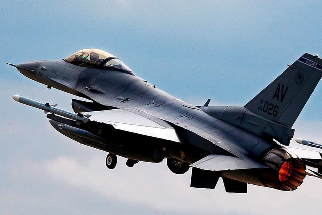 Sollten westliche Kampfjets an die Ukr...ie F-16 als wahrscheinlicher Kandidat.  | Foto: Mircea Rosca (dpa)