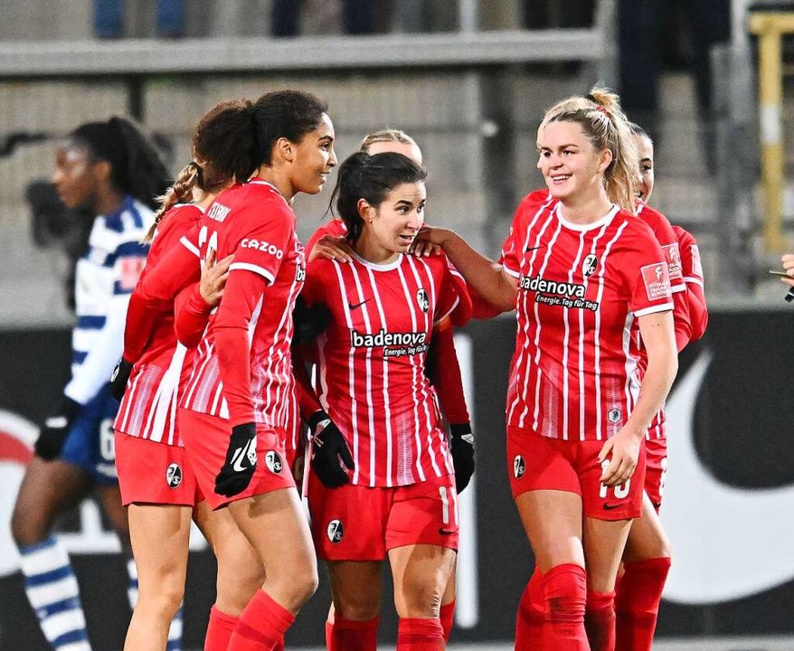 Die SC-Fuballerinnen mit Kapitnin Ha...den MSV Duisburg. Freiburg gewann 4:1.  | Foto: Achim Keller