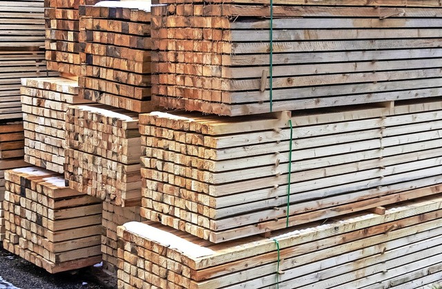 Jede Menge Holz aus dem Gemeindewald G...en fliet in die Sgewerke der Region.  | Foto: Wilfried Dieckmann