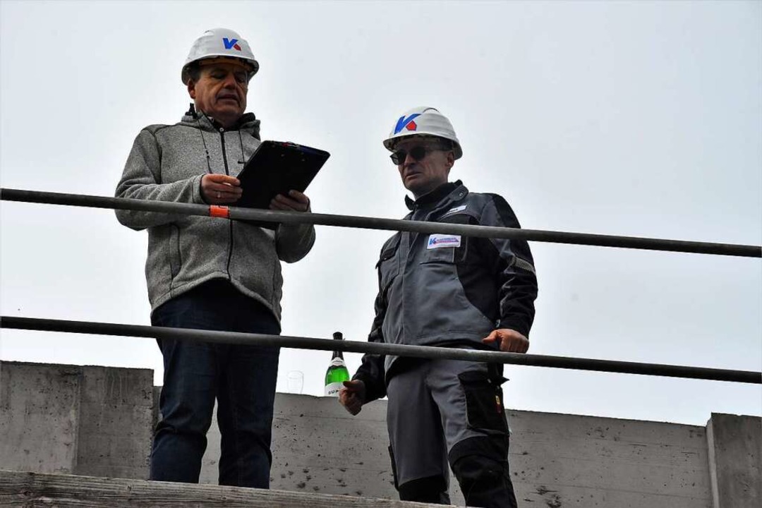 Den Richtspruch verlasen Bauleiter Adalbert Gaus und Polier Joachim Hanss.  | Foto: Thomas Biniossek