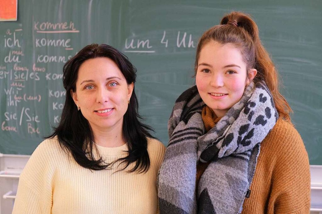 Viktoriia Bansemer und Jule Wehrle unterrichten die Schliengener Ukraineklasse.  | Foto: Martin Pfefferle