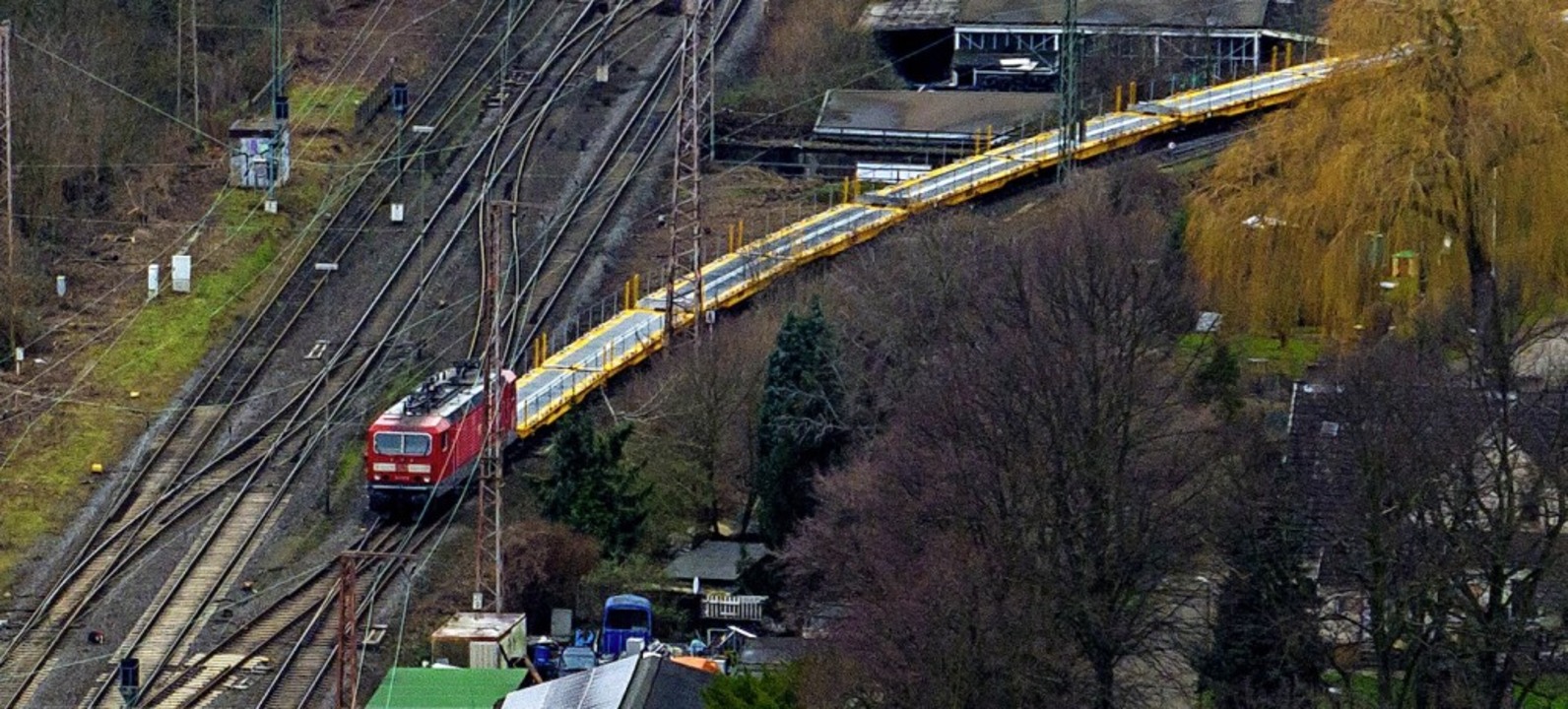 Der Güterzug steht auch am Morgen nach dem Unfall auf den Gleisen.  | Foto: Christoph Reichwein (dpa)