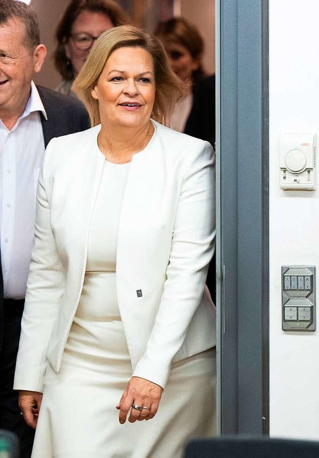 Bundesinnenministerin Nancy Faeser (SP..., will sie ihr Amt in Berlin behalten.  | Foto: Boris Roessler (dpa)