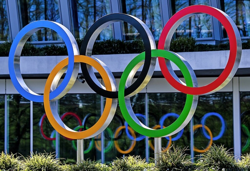 Die olympischen Ringe am Eingang des IOC-Gebäudes in Lausanne  | Foto: Jean-Christophe Bott (dpa)