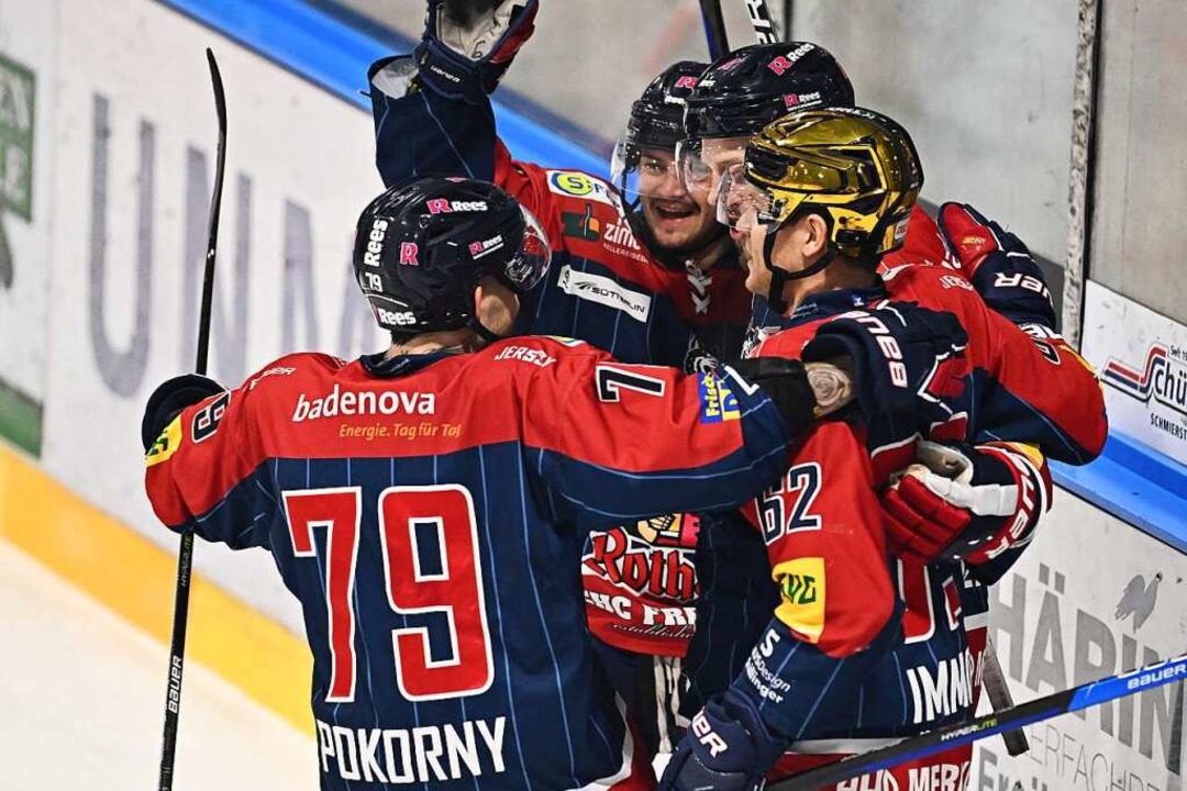 Die EHC-Spieler hatten am Freitagabend wieder einmal Grund zum Jubeln.  | Foto: Stephan Eckenfels