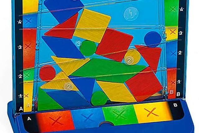 Spiel mit Formen und Farben: Parallelogramm auf Quader auf Dreieck