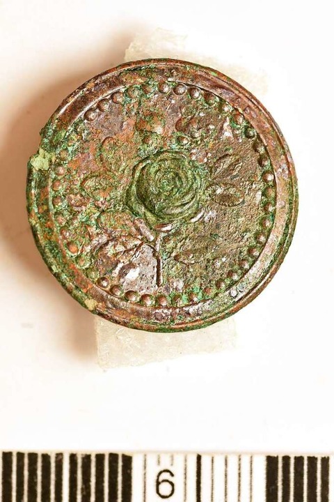 In einem Grab aus dem 17. Jahrhundert wurde ein Knopf aus Bronze gefunden.  | Foto: Landesamt fr Denkmalpflege im Regierungsprsidium Stuttgart