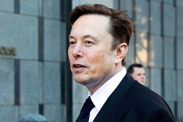 Der Unternehmer Elon Musk verlsst das...e in San Francisco am 24. Januar 2023.  | Foto: Benjamin Fanjoy (dpa)