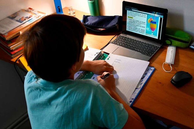 Informationen aus dem Netz holen sich ...r Computer auch fertige Texte liefern.  | Foto: NICOLAS TUCAT (AFP)