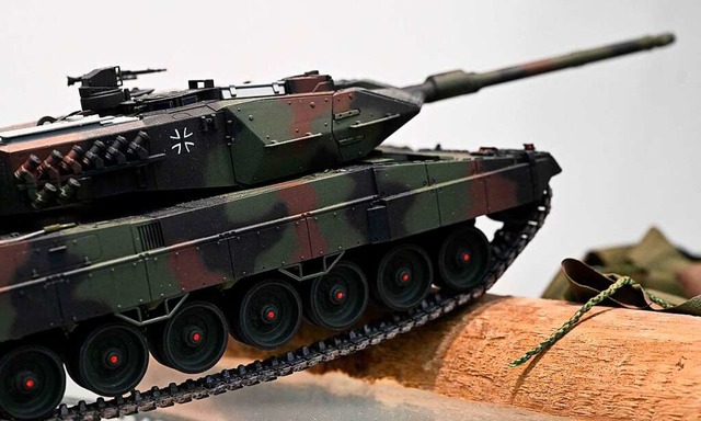 Ein Modell des Leopard 2 &#8211; die Ukraine braucht aber das Original  | Foto: CHRISTOF STACHE (AFP)