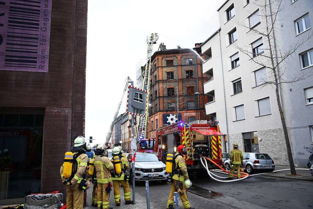 Mannheim: Feuerwehrleute bekämpfen ein...us, wie ein Polizeisprecher mitteilte.  | Foto: René Priebe (dpa)