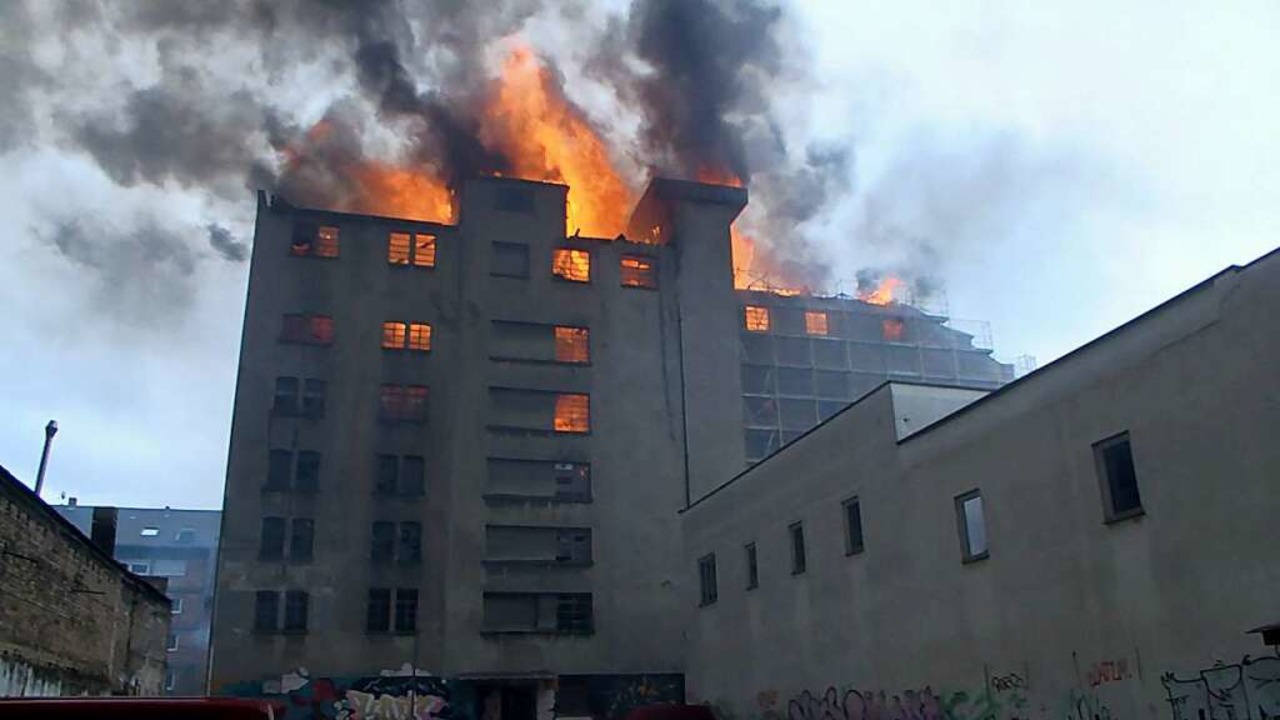Mannheim: Feuerwehrleute bekämpfen ein...us, wie ein Polizeisprecher mitteilte.  | Foto: René Priebe (dpa)