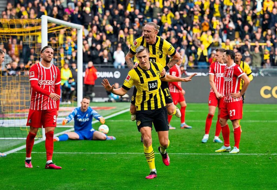 Dortmunds Nico Schlotterbeck  jubelt m...um 1:0 gegen seinen ehemaligen Verein.  | Foto: Bernd Thissen (dpa)