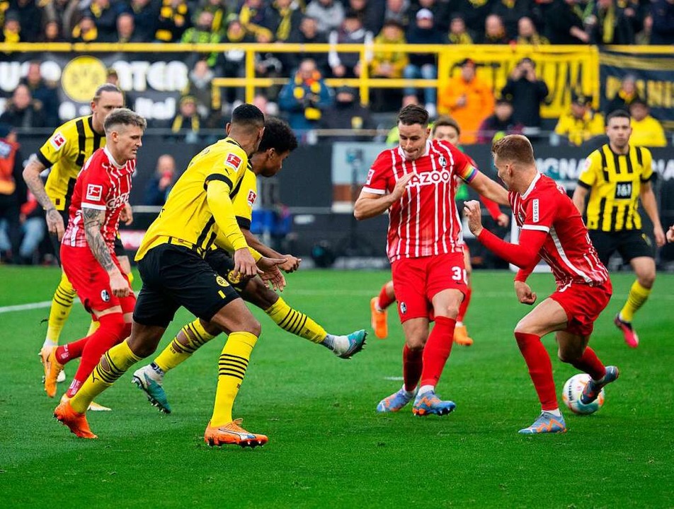 Dortmunds Karim Adeyemi (M) erzielt seinen Treffer zum 2:1.  | Foto: Bernd Thissen (dpa)