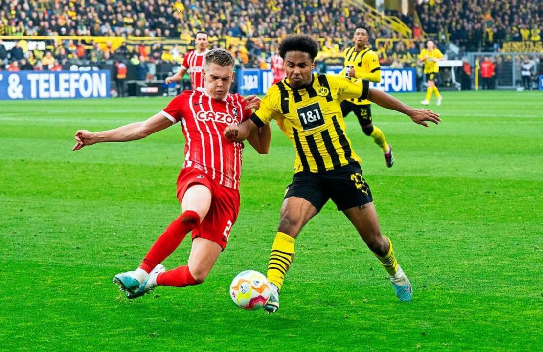 Dortmunds Karim Adeyemi (r) und Matthias Ginter von Freiburg in Aktion.  | Foto: Bernd Thissen (dpa)