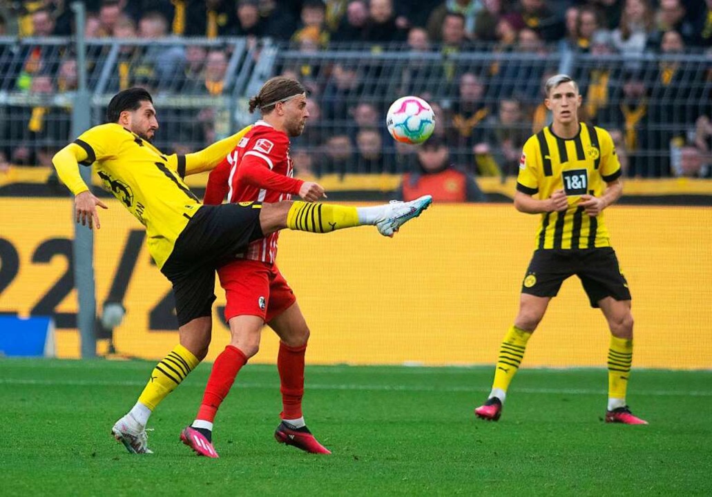 Dortmunds Emre Can und Lucas Hler von Freiburg in Aktion.  | Foto: Bernd Thissen (dpa)